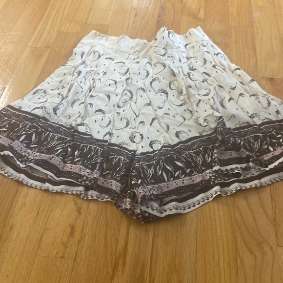 Women’s H&M shorts. Ivory and brown.  Size 2 - Picture 1 of 7
